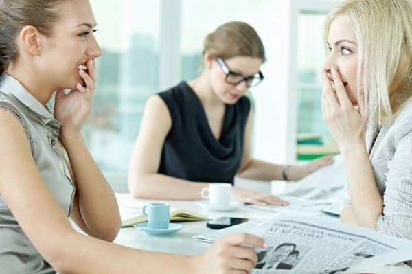 https://cdn.idntimes.com/content-images/post/20170630/women-gossiping-in-the-workplace-woz37s-cce1a5282e3dca81483f67f92da384a6.jpg