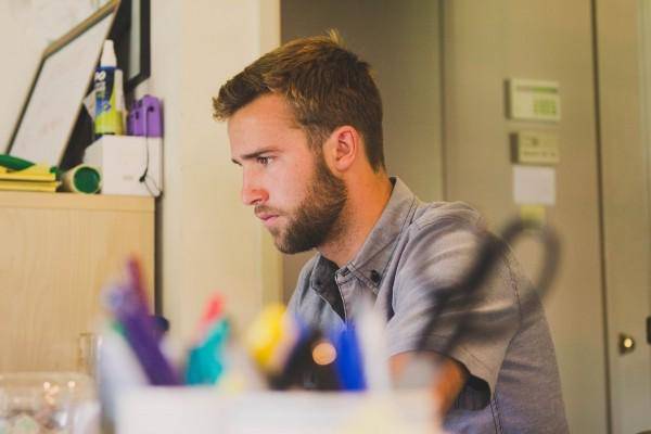 https://cdn.idntimes.com/content-images/post/20170627/young-man-sitting-and-working-at-desk-3ac27dd15391e323aa90cb44adb3a549.jpg