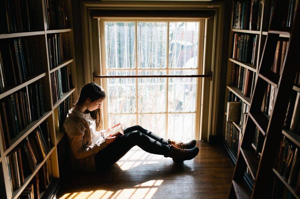 https://cdn.idntimes.com/content-images/post/20170720/young-woman-reading-book-1024x682-7f6ceadf98cd07a02ccc9d8f4ad0a978.jpg